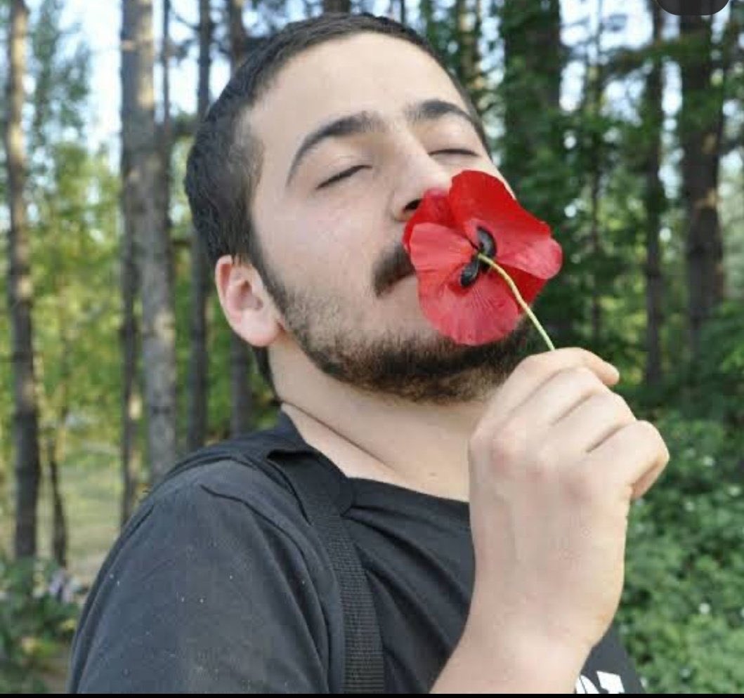 Saraylar saltanatlar çöker, kan susar bir gün zulüm biter. Menekşeler de açılır üstümüzde leylaklar da güler. 
Bugünlerden geriye, bir yarına gidenler kalır, bir de yarınlar için direnenler...''

İyiki doğdun. #AliİsmailKorkmaz

Eren Yıldırım ve Yönetimi