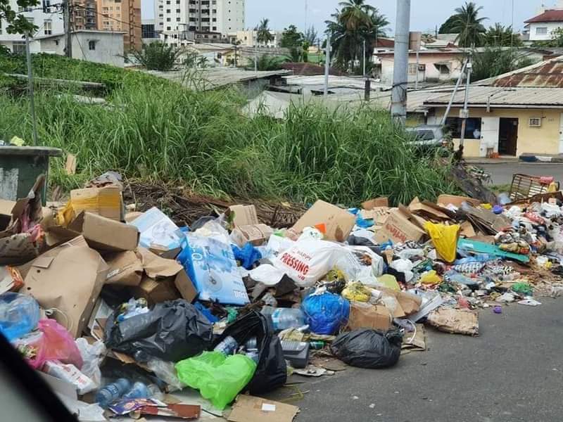 Africainlibr's tweet photo. 🇬🇦 Ces ordures ménagères qui jonchent les Rues de Libreville que  vous n'arrivez pas à ramasser et c'est le Coronavirus que vous pensez chasser ici au Pays moi je ne crois pas cela . Vraiment je suis mort de rire. Gabon émergent horizon 2025 vive l'assombrissent horizon 2025 https://t.co/GIE9bmu3rL