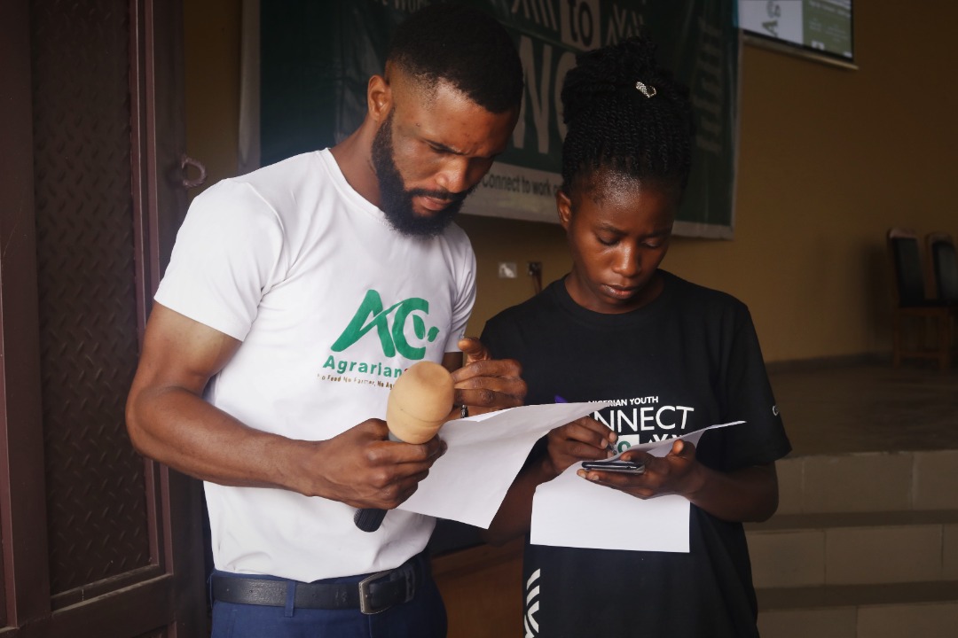 CorpFarmers_int's tweet photo. Day 2: #Connect2Work Ekiti Youth who got trained were also awarded certificates of participation after the Training on 8 various value chain such as: Aggregation, Production, Logistics, Distribution, Wholesale, processing, Finance, Quality Assurance. cc: @PrinceAdeAjayi_ https://t.co/rxf7BAiaJq