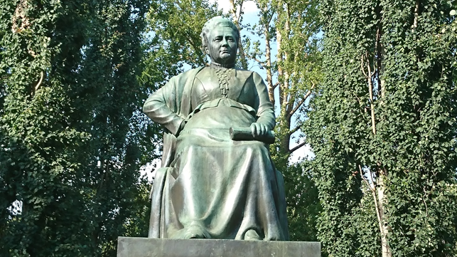 Minna Canthin päivän kunniaksi: Minna Canth ei varmasti pistäisi pahakseen, että #lukio'iden abiturientit osallistuvat tänään, hänen 177-vuotispäivänään äidinkielen ja kirjallisuuden kirjoitustaidon yo-kokeeseen. #MinnaCanth #minnacanthinpäivä #tasaarvonpäivä #ylioppilastutkinto