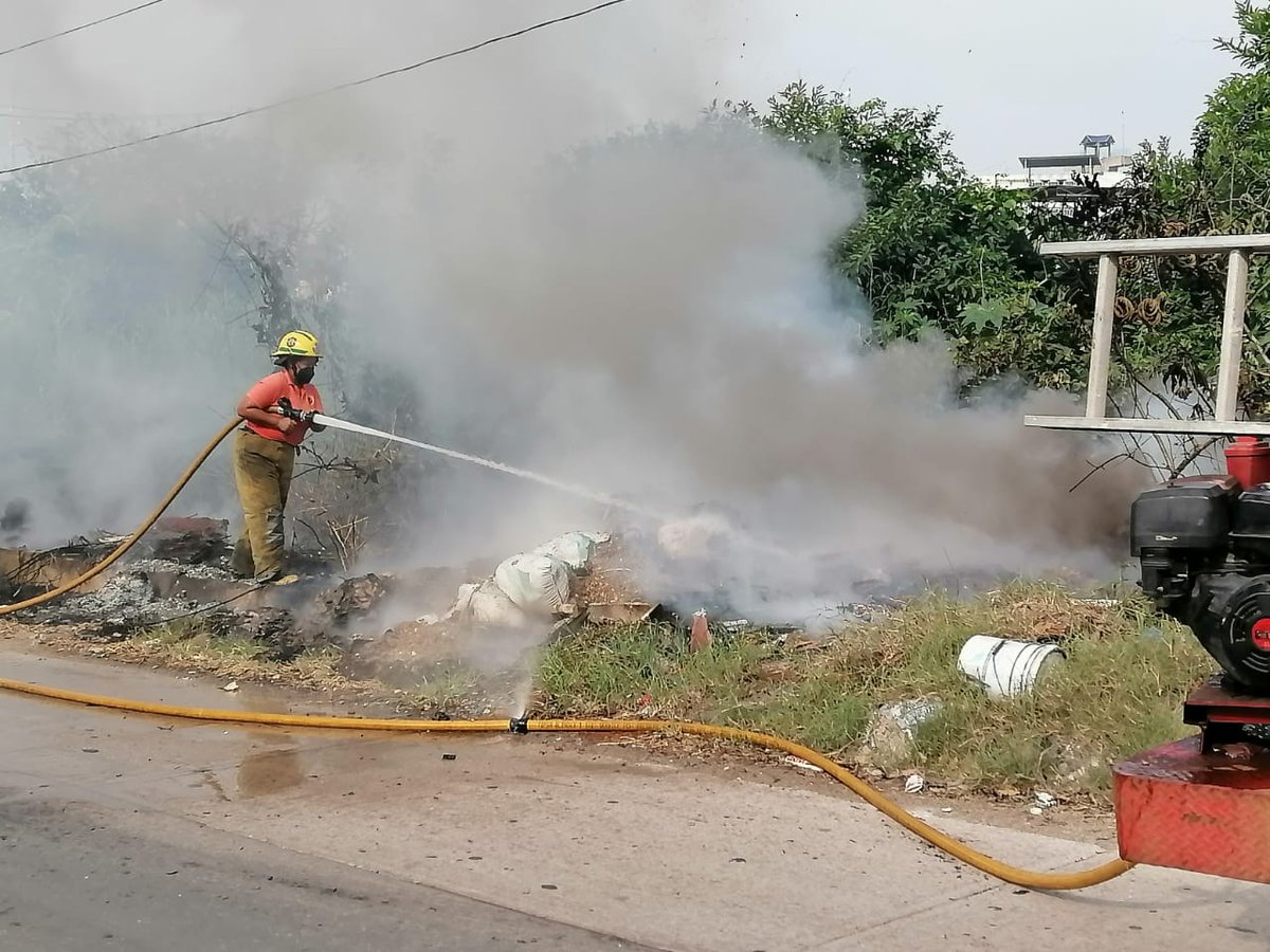 CentroCPCM's tweet photo. Se atendió un incendio de pastizal en la Col. Gaviotas Norte,que estaba afectando a los Ciudadanos ya que hay viviendas Cerca  incluyendo una Gasera.
@EvaristoHdzCruz 
@OficialCentro 
@CNPC_MX 
@JARGPC https://t.co/b8tNmcYX1M
