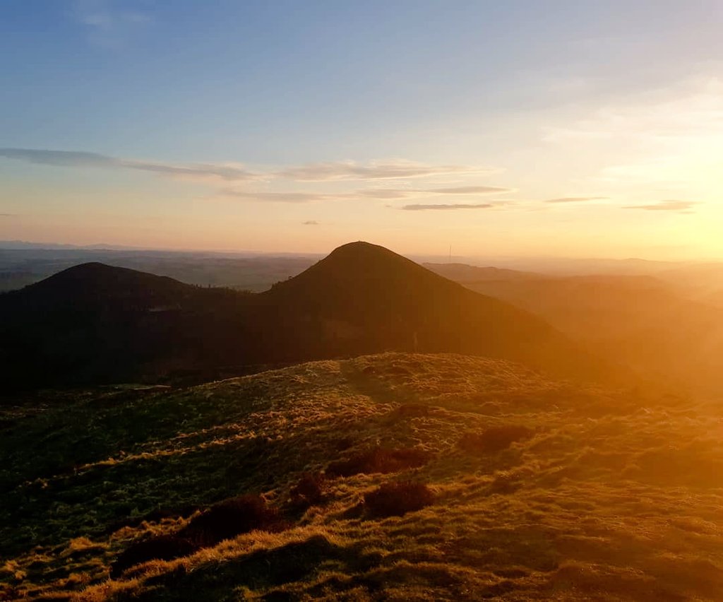 blonde_on_bikes's tweet photo. Beautiful sunset this evening #eildonpaths #eildonhills #sunset #Scottishborders #walkingtrails https://t.co/fboZZBDWdV