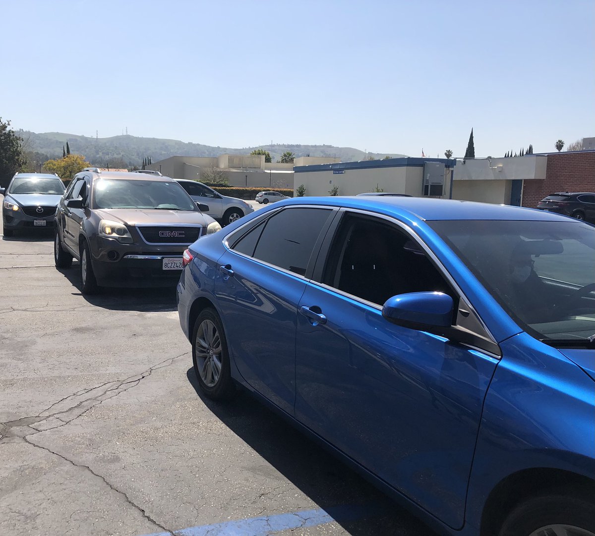 rusdkids's tweet photo. Cars are lined up because families are so excited to pick up their totes for Kinderfest! #WeAreRUSD #NotTooLatetoRegister @RowlandSchools @_JulieMitchell_ https://t.co/wHkuN7YZLC