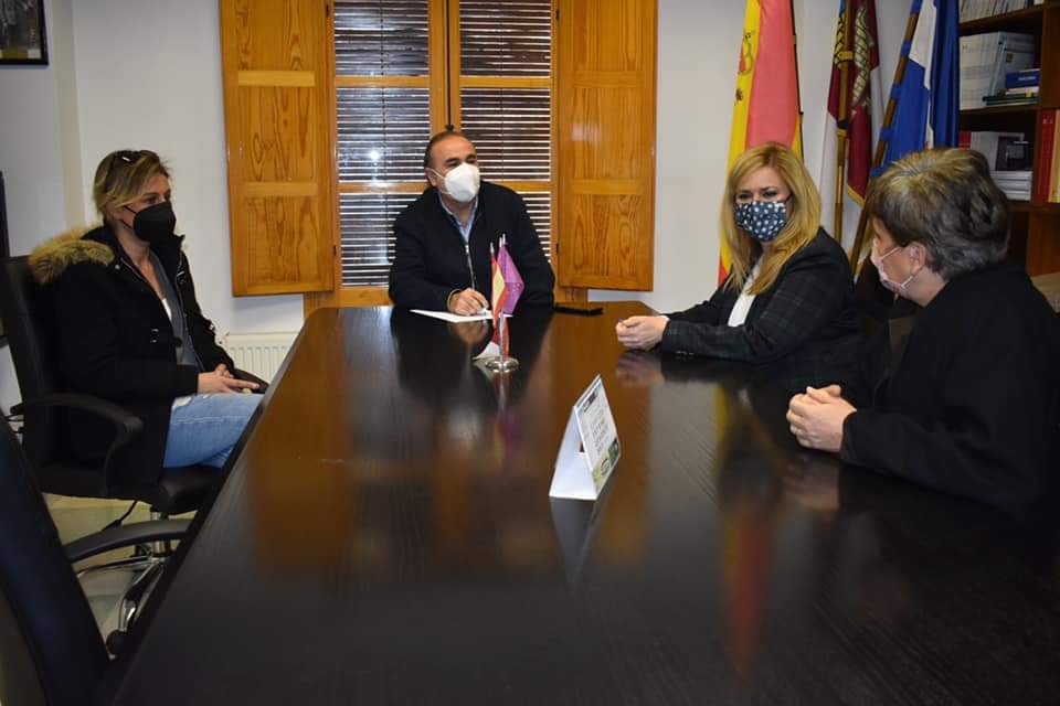 aytsantamariall's tweet photo. Visita de la delegada  de la Junta de Comunidades en Cuenca Marian Martínez y la delegada de sanidad Mari Luz Fernández para ver la ampliación del consultorio local realizada por el gobierno regional. https://t.co/LLyGCfF8PK