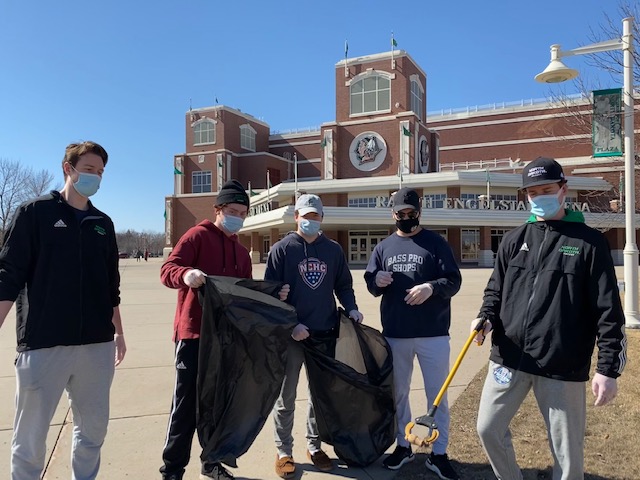 TheREA's tweet photo. .@UNDmhockey student-athletes and coaches picked up garbage around the REA this ☀️ afternoon as part of the #HelpingHawks community service initiative. 
To learn more about their efforts, visit https://t.co/4jTjg8VKwC 
#UNDproud @undalumni https://t.co/5i7NtZt6x6