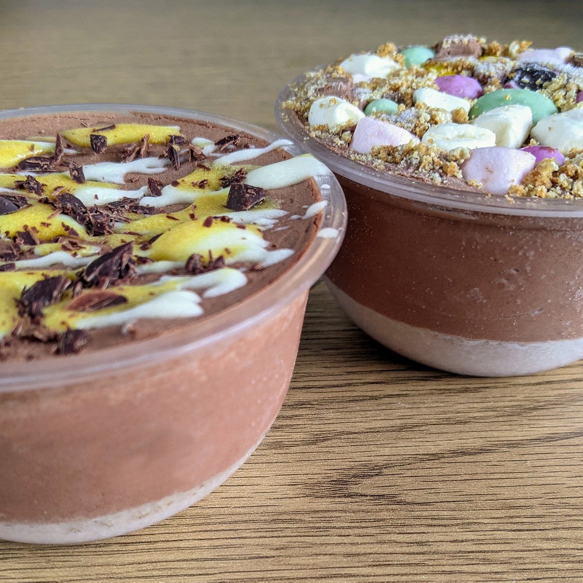 cococheesecakes's tweet image. Time for some Easter specials! Introducing the Creme Egg &amp;amp; the Mini Egg Rocky Road cheesecakes! Available in individual pots for UK shipping or collection, also available in our large 8" size for collection.
💚
#vegancheesecake #vegantreats #vegandessert #ukvegans #veganeaster