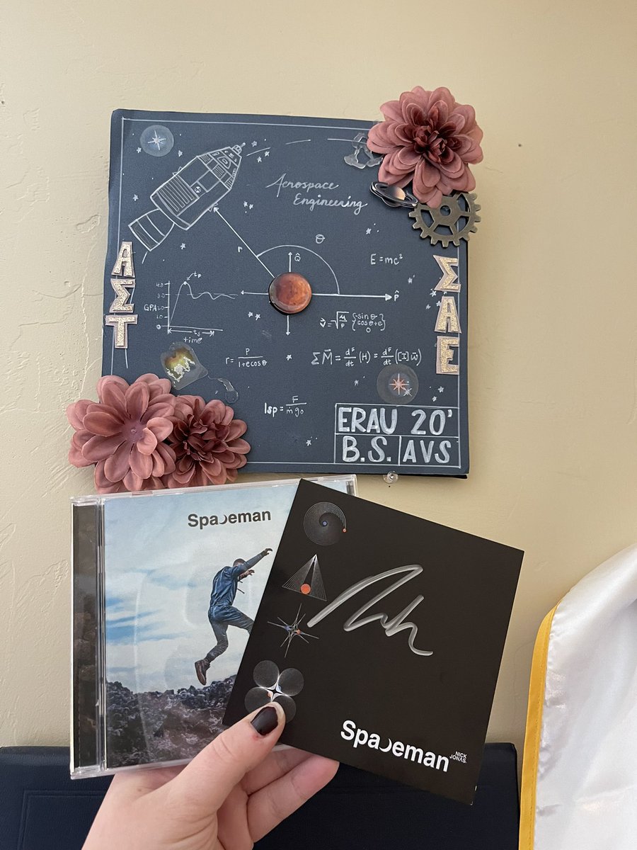 amandalynn247's tweet image. My Aerospace Engineering degree was a hurdle, and graduating during a pandemic was difficult without getting to celebrate with my friends and loved ones. Spaceman (+SIGNED COPY SAY WHAT) made me remember how a lil love can take you a long way. #Spaceman #spaceengineer @nickjonas