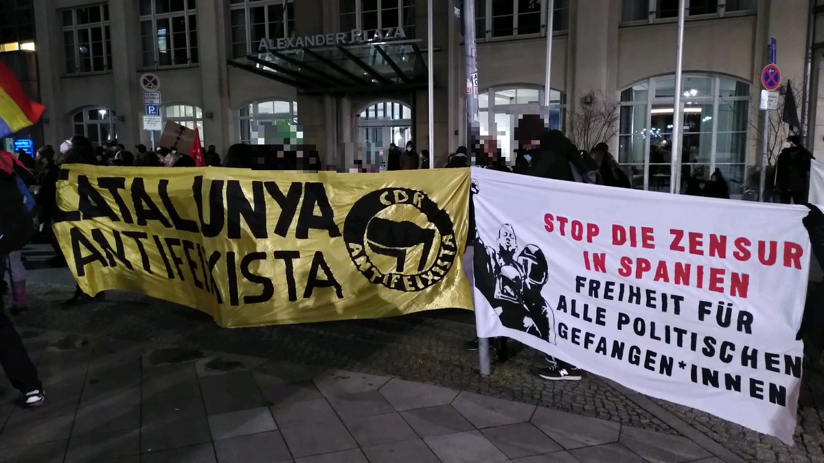 Wieder ein Beispiel der internationalen Solidarität mit <a href="/PabloHasel/">Pablo Hasel</a> und allen politischen Gefangenen vorm Instituto Cervantes in Berlin!

Ein riesen Dank an unseren Genoss*innen <a href="/antifanordost/">North East Antifa [Berlin]</a>, <a href="/interabend/">@interabend.bsky.social</a> und <a href="/CDRberlin/">CDR Berlín</a> !

@LlibertatHasel 

#SpainIsAFascistState #finsquecaiguin