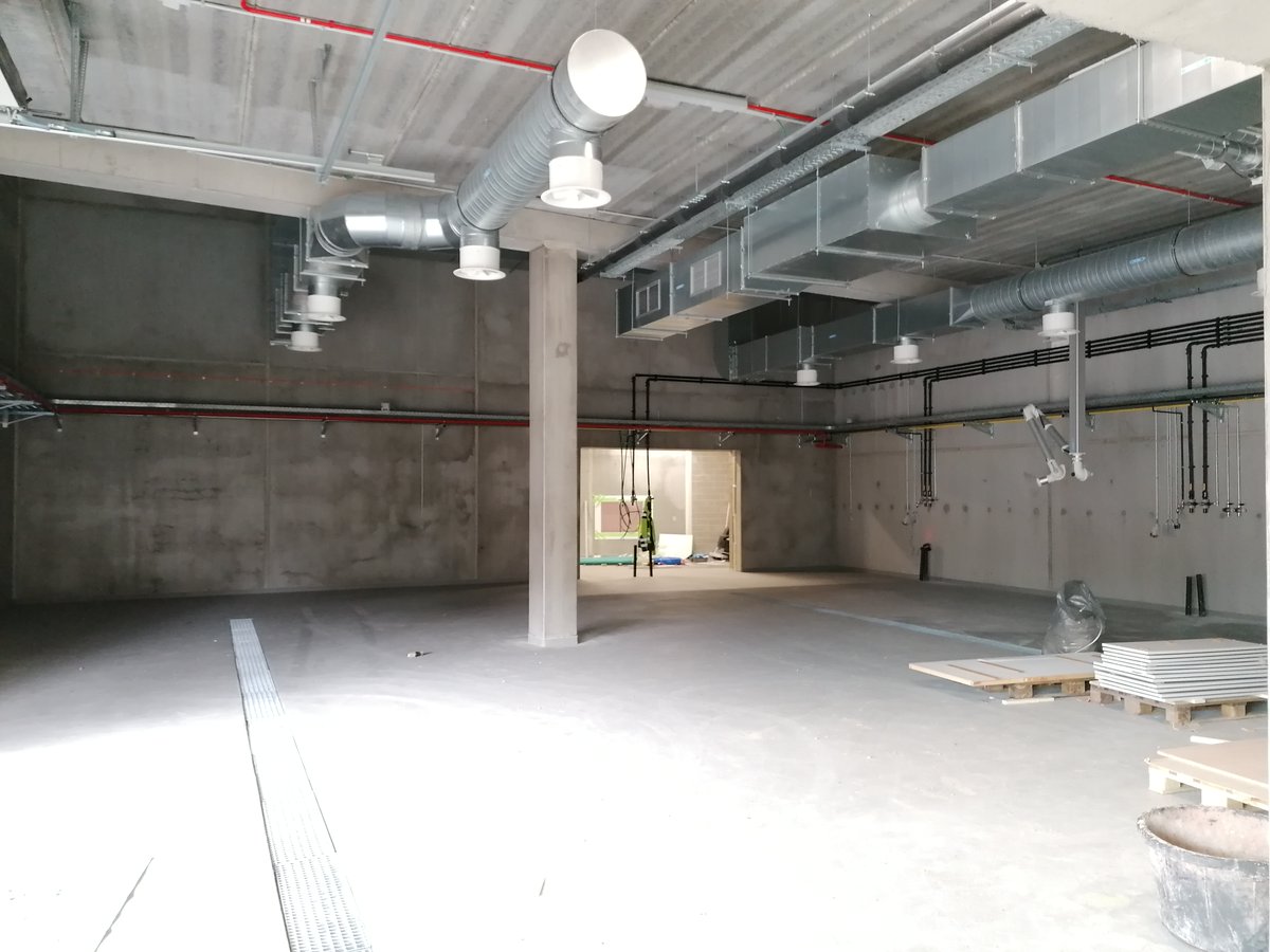 ImcaSampers's tweet image. Onderzoeksgebouw #VEGiTEC met piloothallen voor waterbehandeling &amp;amp; piloothallen voor verwerking van groenten en aardappelen met bijhorende labs bijna klaar om ons intrede te doen!! @FbwUGent @VLAIO_be  #EFRO @InterregFWVL @GOTOS3 @provinciewvl  @Vlakwa @TUAWest1