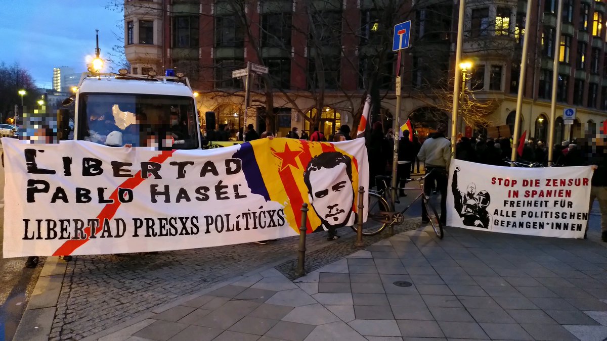 antirepresiva's tweet photo. Wieder ein Beispiel der internationalen Solidarität mit @PabloHasel und allen politischen Gefangenen vorm Instituto Cervantes in Berlin!

Ein riesen Dank an unseren Genoss*innen @antifanordost, @interabend und @CDRberlin !

@LlibertatHasel 

#SpainIsAFascistState #finsquecaiguin https://t.co/s9z9EDEEZN