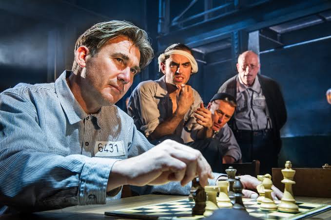 над реальными людьми. стажер в компании. копия человека. лица обычных людей. молодые люди.