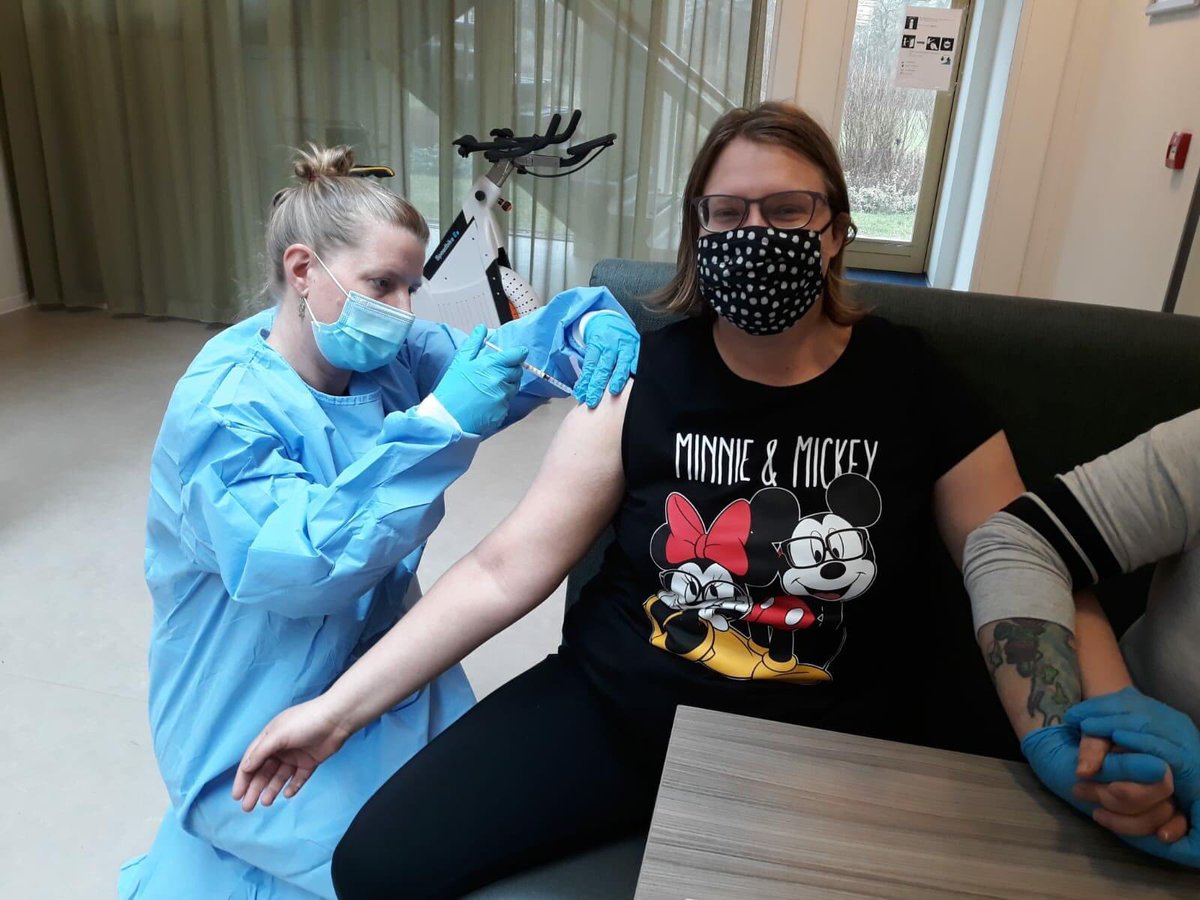 De tweede ronde! Vandaag en morgen krijgen de bewoners van onze woonprojecten in Midden-Kennemerland hun tweede vaccinatie. 
Op de foto: Michelle van woonproject de Walstro is heel blij dat ze de tweede prik heeft gehad!
