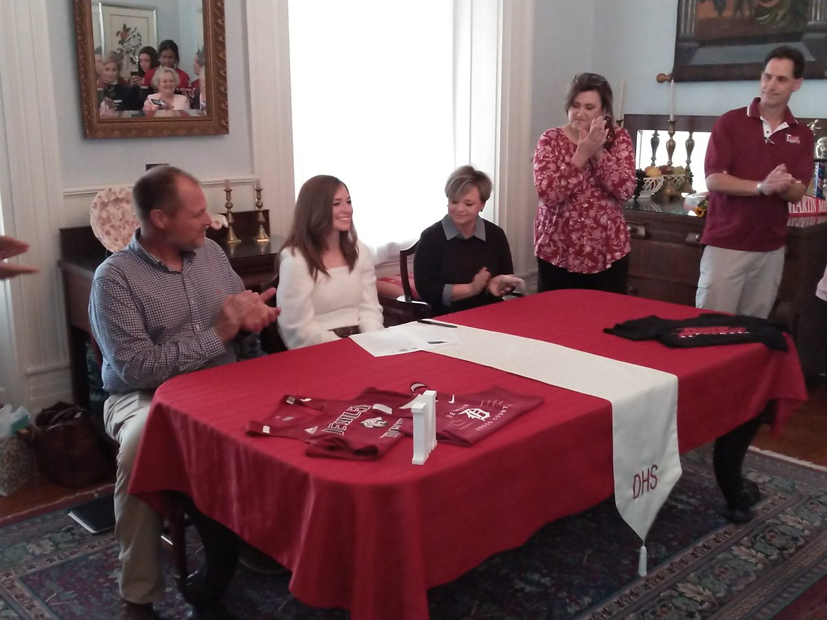 Another Shoals Area Athlete #Moving⬆️⬆️⬆️ as Deshler's Macon Bates signs her LOI to attend Martin Methodist to run cross country.

She is the first runner from Deshler to sign in XC since the 1980s.