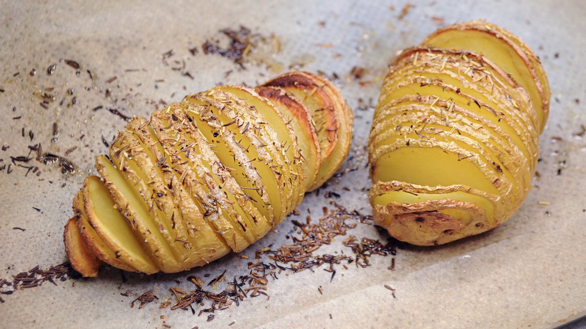 Somethingiscook's tweet photo. 🥔 Patatas Hasselback 🥔  Las mejores patatas 😋  
Receta fácil 🤩  
Receta: https://t.co/TEBe7VvskN #patatashasselback #patatas #receta https://t.co/8ooHwyD66h