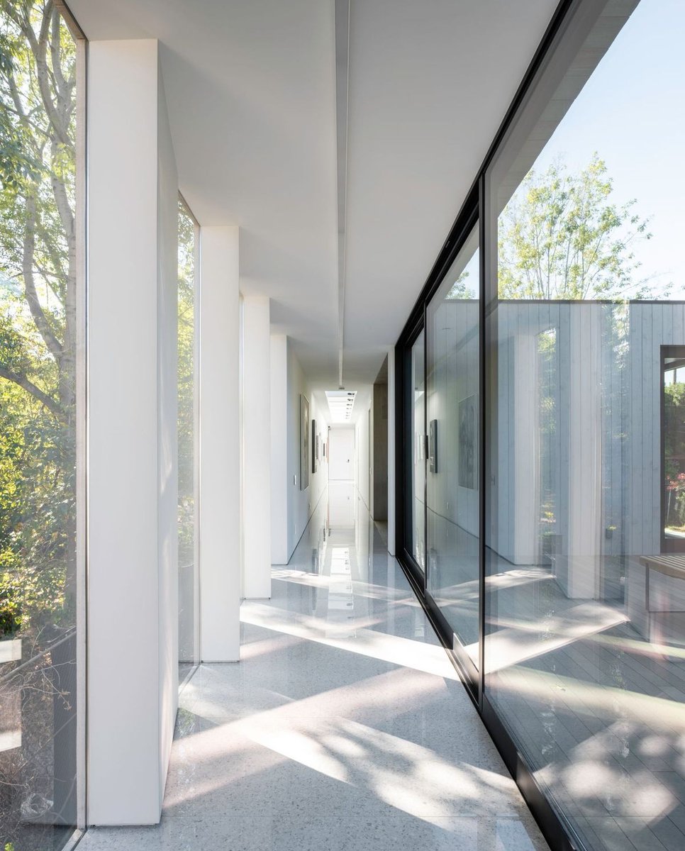 "A room is not a room without natural lighting" - Louis Kahn
Project details: @dbaarchitecture <a href="/bshigeta/">BRANDON SHIGETA</a> @bridgehousela @bone_structure_homes  @segalshuart
.
.
.
#architect #construction #contractor 
 #Modaainc #Modaacontruction