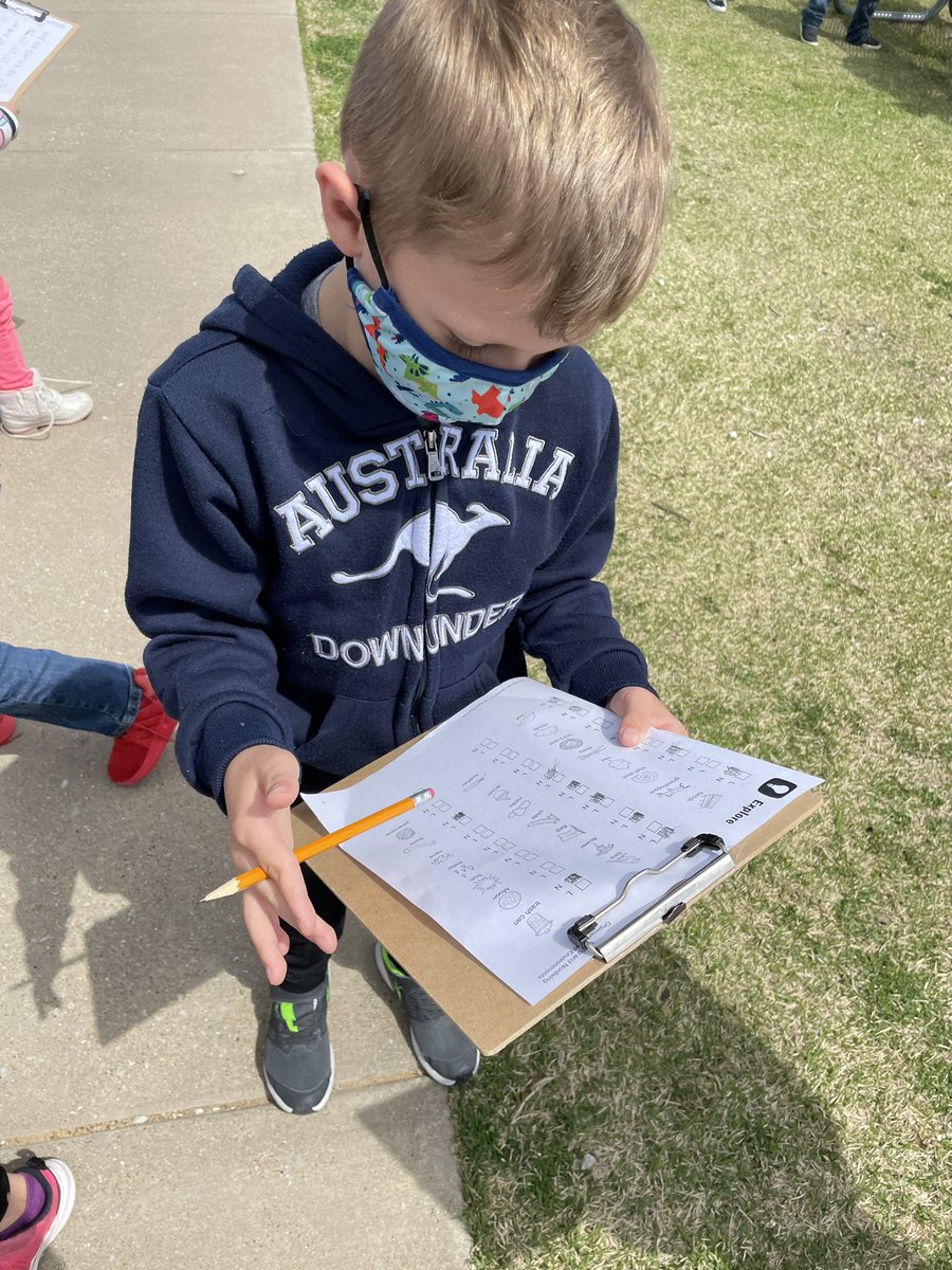 MrsGraysRangers's tweet photo. We went on a scavenger hunt for living and nonliving things. It was fun being outside for science π©βπ¬ π¨βπ¬ #ILoveRockwallISD #RochellRocks #STEMscopes https://t.co/s2qgFwoJGy
