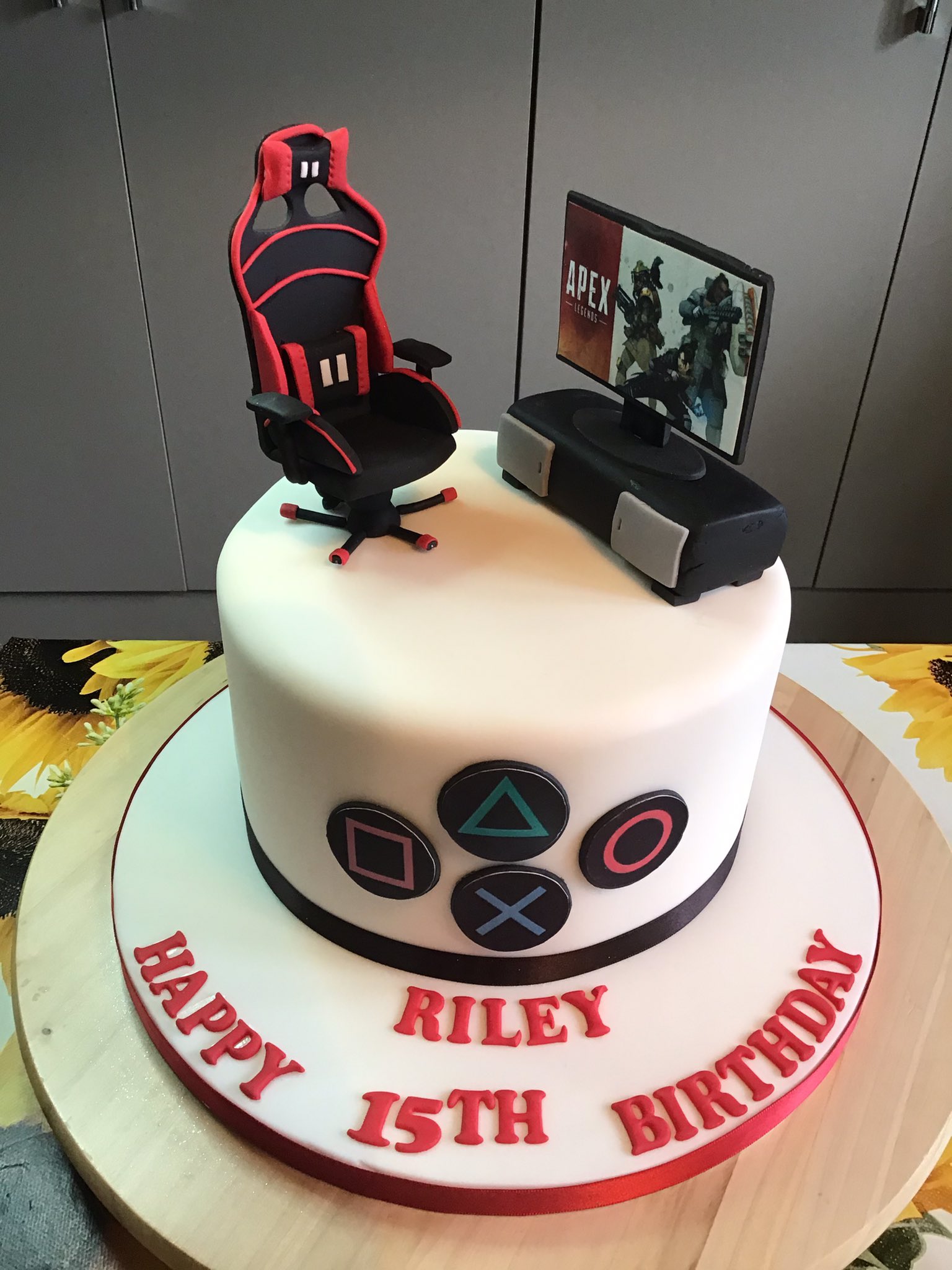 jules on Twitter: "The finished gaming cake...I hope I did @DulcePastell's  cake justice https://t.co/KVSERrXiS1" / Twitter