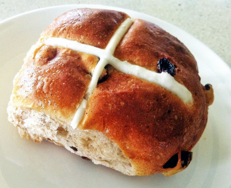 Булочка онлифанс. Крестовая булочка. Hot Cross buns в Великобритании. Hot Cross buns булочки. Булочка с крестом.