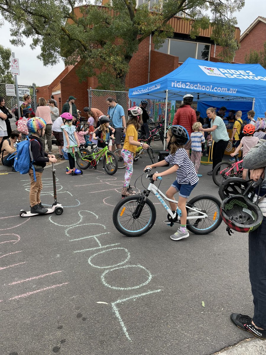 Opening the street for ride to school! Love it! Great move <a href="/bicycle_network/">@Bicycle_Network</a> <a href="/morelandcouncil/">Moreland Council</a> and Brunswick East Primary School.