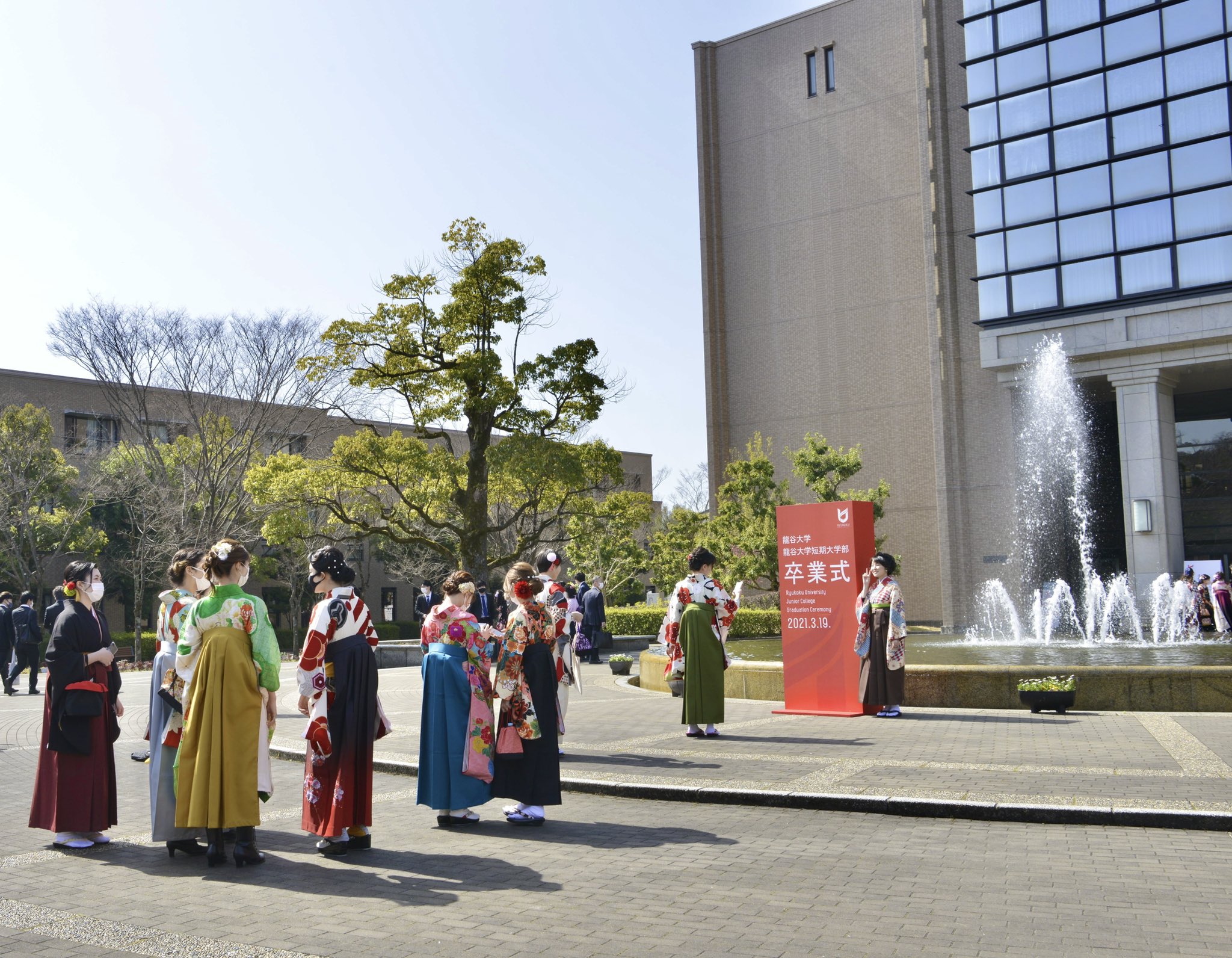龍谷大学広報 瀬田キャンパス卒業式 修了式 連日お天気にも恵まれ 本日も晴れやかな 卒業式 修了式 日和です 瀬田キャンパスにも撮影スポットを10箇所設置しております ソーシャルディスタンス を保ちながら 記念撮影をお楽しみください 龍谷大学広報 瀬田キャンパス卒業式 修了式 連日お天気にも恵まれ 本日も晴れやかな 卒業式 修了式 日和です 瀬田キャンパスにも撮影スポットを10箇所設置しております ソーシャルディスタンス を保ちながら 記念撮影をお楽しみください