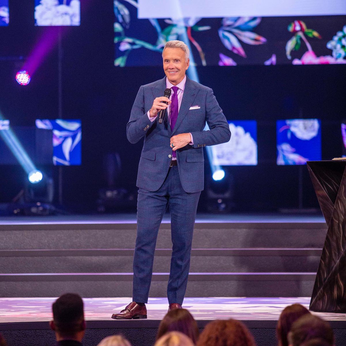 fc's tweet photo. It’s time for a comeback! We warmly welcome you to experience Easter at Fellowship Church as we remember the ultimate comeback of Jesus Christ. Join us for a special Easter celebration with Pastor @EdYoung, inspirational music and a helicopter egg drop and egg hunt for the kids! https://t.co/8PVne95OkE