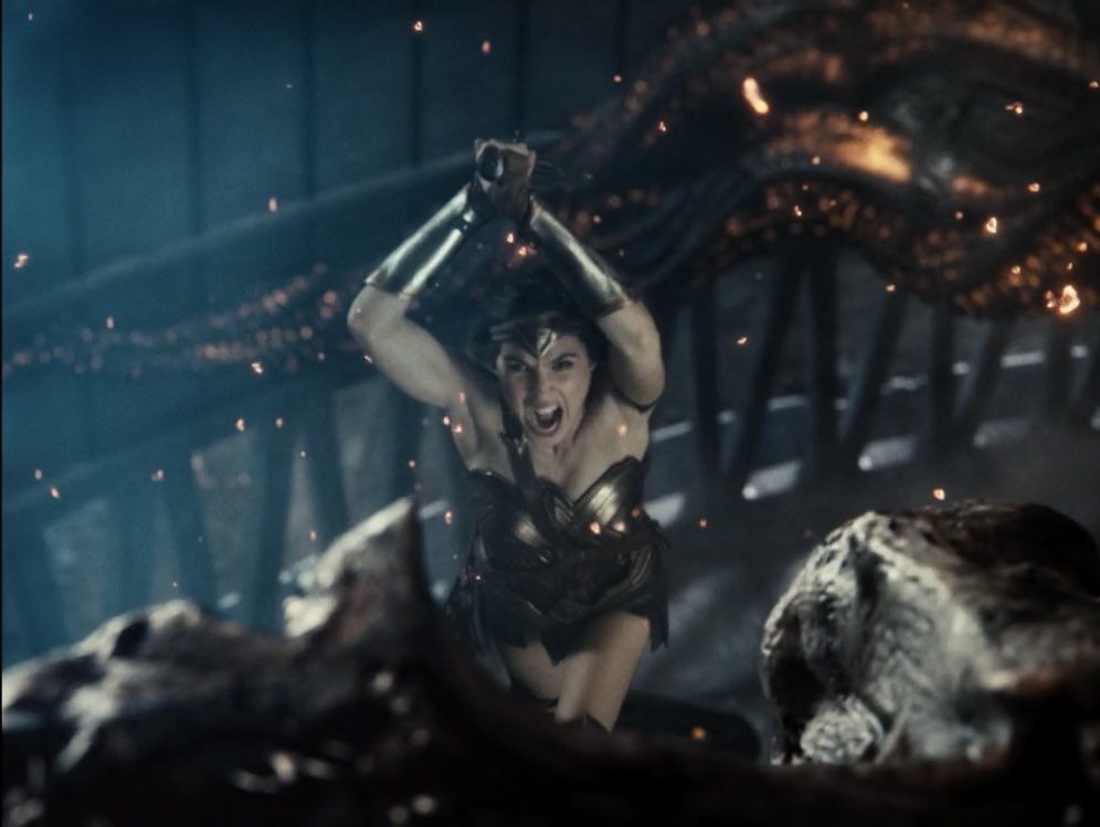 Haha, just realized that Wonder woman did what thor didn't. 
She went for the head.
#SnyderCut 
#JusticeLeague https://t.co/HkiQ1ISvgp