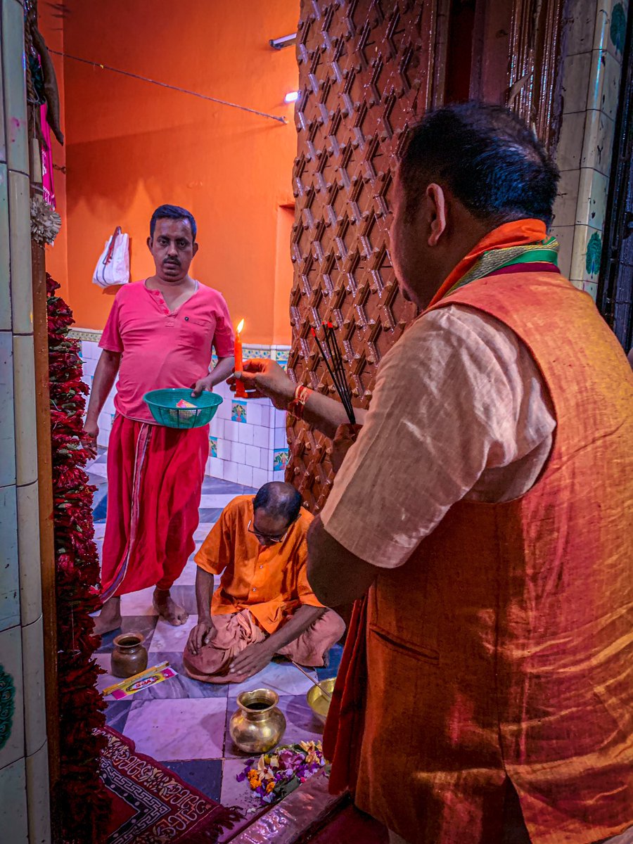 dilipsingh5675's tweet image. কাল শেওড়াফুলি বাজারে ৬ নং শক্তি কেন্দ্রে কালি বাড়ি মন্দিরে গিয়ে মায়ের কাছ থেকে আশীর্বাদ নিয়ে আমরা  আমাদের কর্মীদের সাথে প্রচারে নামাহল।
.
.
.
.
.
#voteforbjp
#champdani 
#bjpwestbengal