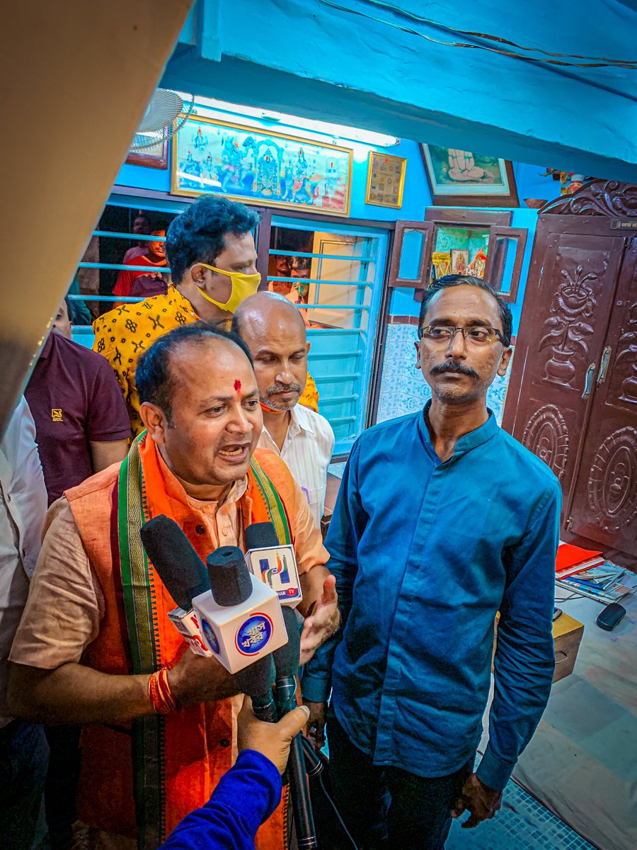 dilipsingh5675's tweet image. কাল শেওড়াফুলি বাজারে ৬ নং শক্তি কেন্দ্রে কালি বাড়ি মন্দিরে গিয়ে মায়ের কাছ থেকে আশীর্বাদ নিয়ে আমরা  আমাদের কর্মীদের সাথে প্রচারে নামাহল।
.
.
.
.
.
#voteforbjp
#champdani 
#bjpwestbengal