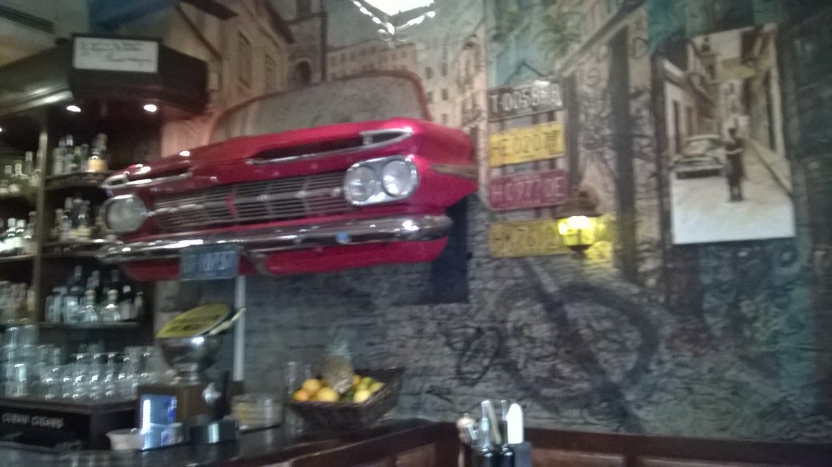 ojalaleasnovela's tweet photo. Sucede que en Praga hay una #Bodeguitadelmedio que la llaman #Hemingwaybar. No es lo mismo. Sin embargo, ofrecen un cóctel con absinthe que tiene buen sabor. ¡Ah! Ciudado con el auto en la foto que se puede salir de dónde esta. https://t.co/gSUK17DfLV