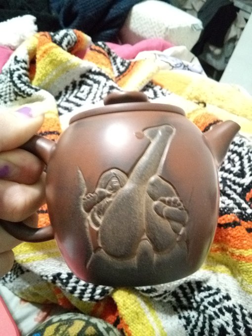 A fan asked for permission to print my art onto a custom pot for personal use. Apparently the image was hand-etched into the clay before the pot was fired. So cool! 😎
フォロワーさんが許可を取って私のイラストを個人用陶磁器に手作りカービングしました。かっけぇ! 