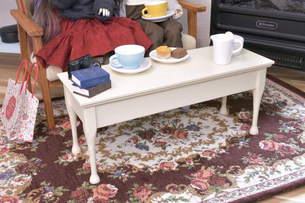 彩乃お嬢様と執事どみの (@doll_domino) on Twitter photo このこ椅子(<a href="/konoko_is/">konoko.is(このこ椅子)</a>)さんのテーブルお迎えしましたよっ
置いてみると...部屋感かなり上がりましたね!
脚のデザインが良いんすよ~
天板も段付きなのが細かいんすよ~ このこ椅子(<a href="/konoko_is/">konoko.is(このこ椅子)</a>)さんのテーブルお迎えしましたよっ
置いてみると...部屋感かなり上がりましたね!
脚のデザインが良いんすよ~
天板も段付きなのが細かいんすよ~