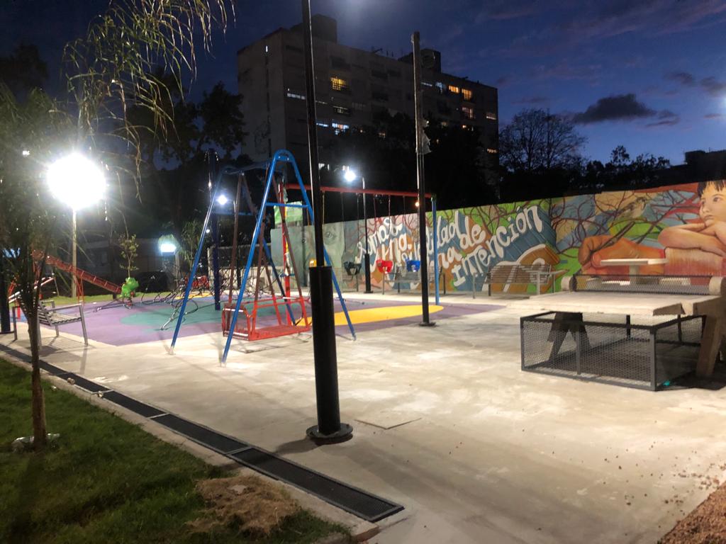FA_MunicipioC's tweet photo. Con una gran inversión de fondos del municipio C, fue restaurada la plaza ubicada en Blvar. Artigas esquina Colorado.
Cuenta con nuevos juegos accesibles, una hermosa intervención artística homenajeando a Mario Benedetti y nueva iluminacion.
¡Que la disfruten!
#VosSosParte https://t.co/N8XNz8gYWE