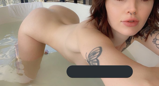 🛁 new 18 photo bath set in the biggest tub I have ever seen https://t.co/gXi3Dm6ijG