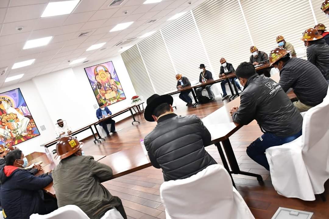 LuchoXBolivia's tweet photo. La Central de Cooperativas Mineras de Caracoles de la provincia Inquisivi, #LaPaz, ratifica su respaldo al gobierno elegido legalmente en las urnas. Destacamos el compromiso de nuestras hermanas y hermanos mineros con la democracia y nuestro Proceso de Cambio. https://t.co/8oKLw9g8Xn
