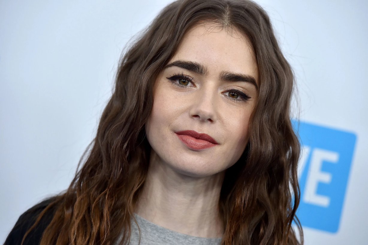 Happy birthday to the gorgeous Lily Collins !!
Happy 32 !! 