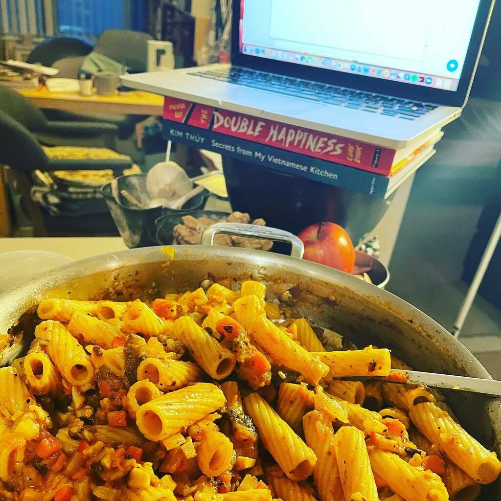 Hurray! Another successful residence cook along! Thanks to the @communallunch team for their help, and to students from @gbcollege, <a href="/humbercollege/">Humber</a> &amp; @senecanewnhamresidence for joining us. And lots of love to <a href="/100kmfoods/">100km Foods Inc.</a> for the lovely farm-fresh ingredi… instagr.am/p/CMlFWhfBW19/