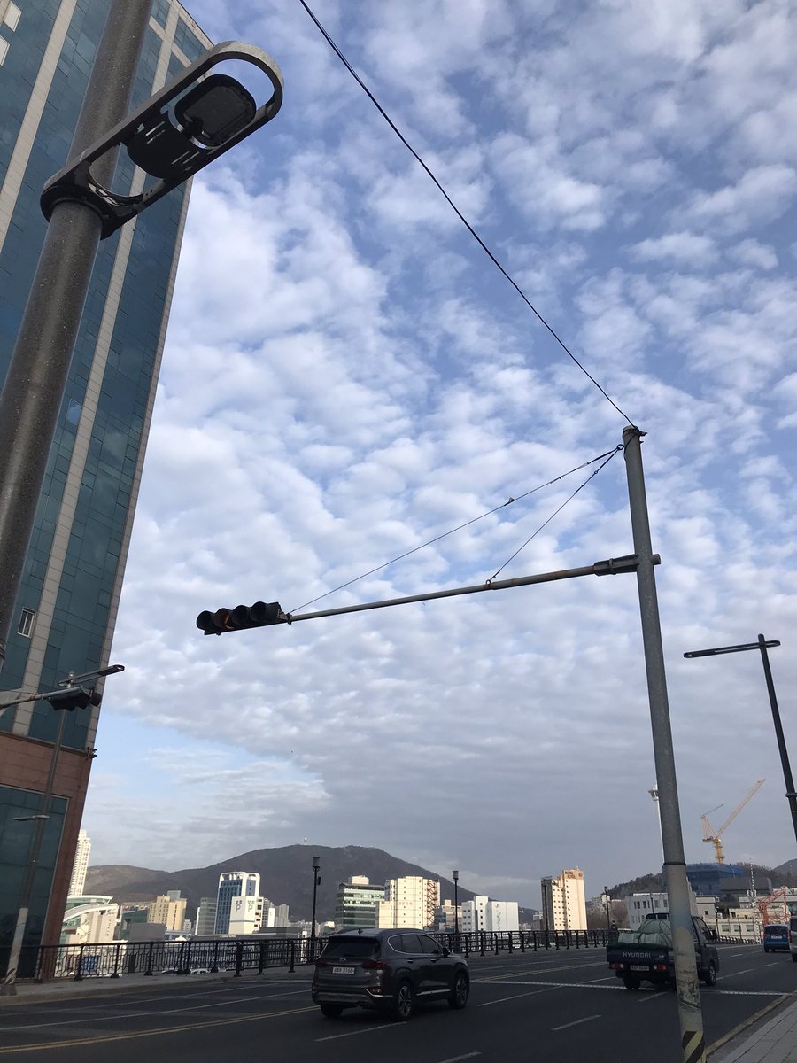ggatal_jin's tweet photo. 바람부는 영도다리 입구.
구름을 쓸고 가는 바람에 맞서
피켓 쥐고 마음도 다지고. https://t.co/OuKgJNyOwg