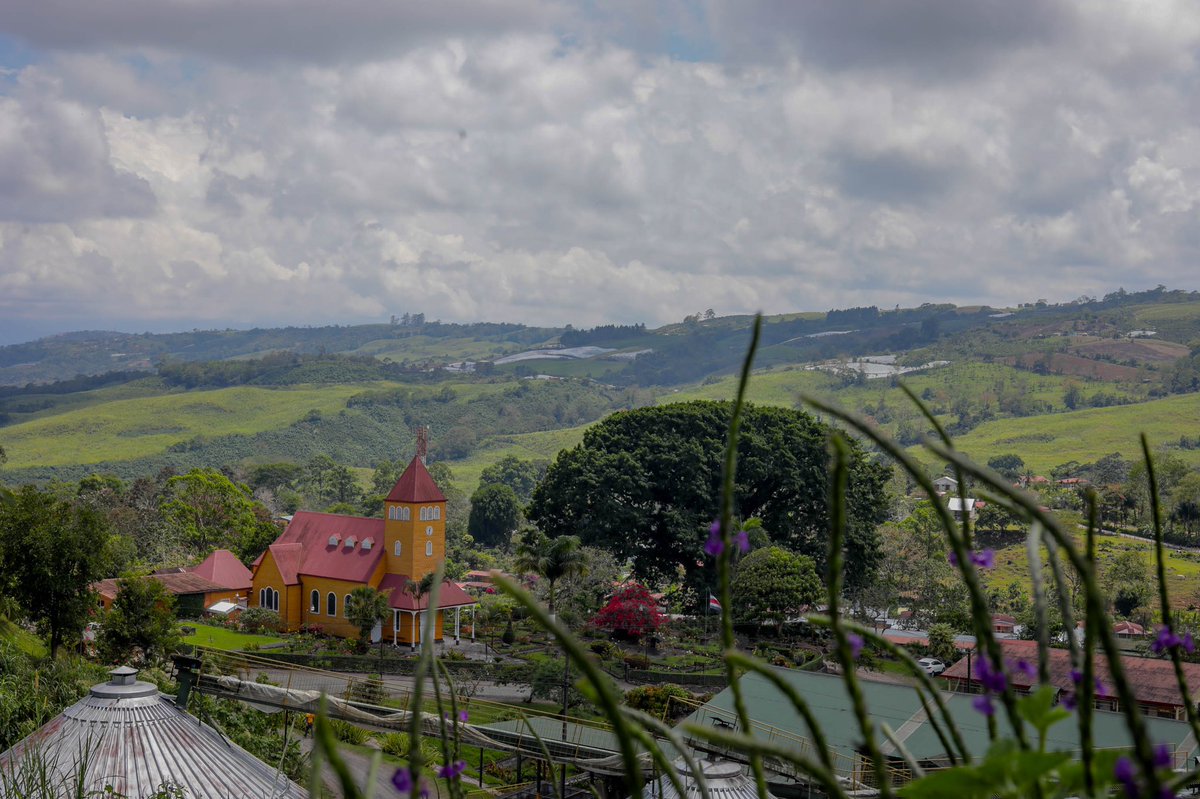 La finca Aquiares Coffee Estate en Turrialba es pionera en prácticas sostenibles a gran escala. Junto con el presidente designado de la <a href="/COP26/">COP26</a> <a href="/AlokSharma_RDG/">Rt Hon Lord Alok Sharma</a> visitamos este hermoso lugar. Uno de los ejemplos con los que hoy 🇨🇷 le habla al mundo para proteger al medio ambiente.