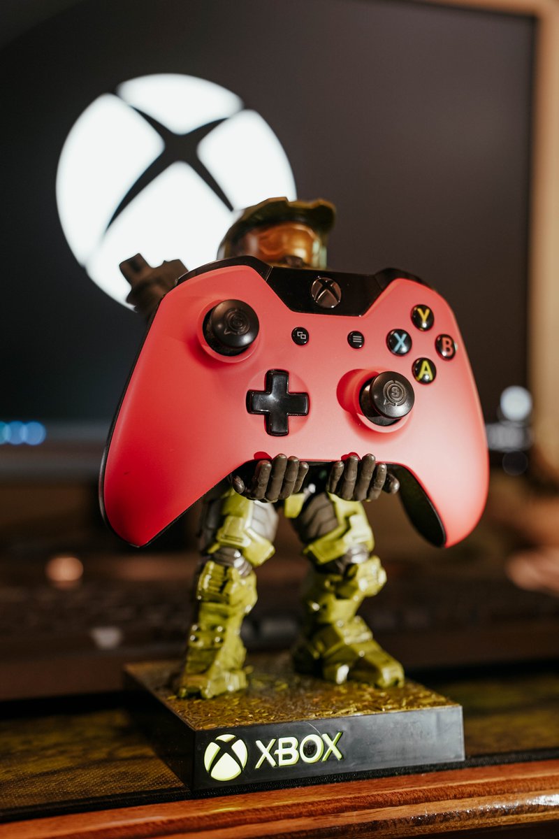 LootCache's tweet image. Check out this awesome Master Chief Controller Holder by @exgpro. This is a @Target exclusive. It looks great holding a custom controller by @ScufGaming!

#Xbox #ScufGaming #ControllerHolder #MasterChief