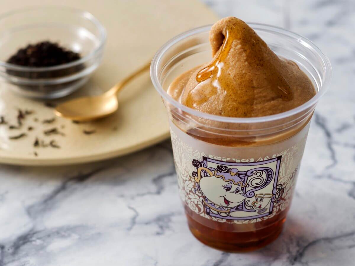 Dtimesdelicious 東京ディズニーランド Sadaharu Aoki Paris メニュー カフェ オーリンズでは サダハルアオキ で人気の紅茶のフレーバー スペシャルアオキ ポムキャラメル をオマージュした紅茶スムージーを提供 ポット夫人 と チップ が