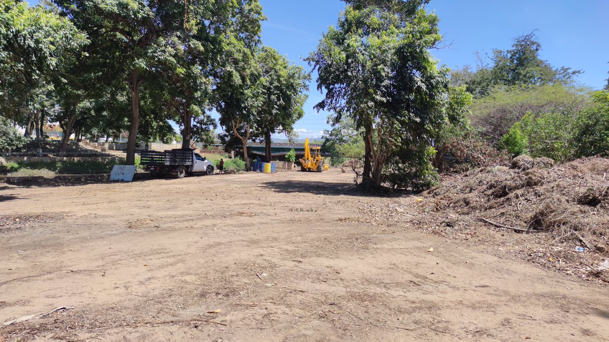 Shikre's tweet photo. Hace apenas 5 semanas que comenzamos con la limpieza del Parque Guaiquerí. Hoy llegamos al Puente Gómez Rubio. Seguimos trabajando. Quedará Bello y limpio! https://t.co/33cxTZU0wF