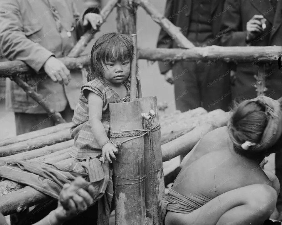 sohyle_librero's tweet photo. Here's a reminder that a Filipino girl was displayed in Coney Island Zoo 1914 alongside lizards and Monkeys like she was an animal too. A little Filipina kid tied down on ropes surrounded by spectators. Fuck America's Racism. Never forget history 😡
#AsianLivesMatter https://t.co/ILJI3Qs3uj
