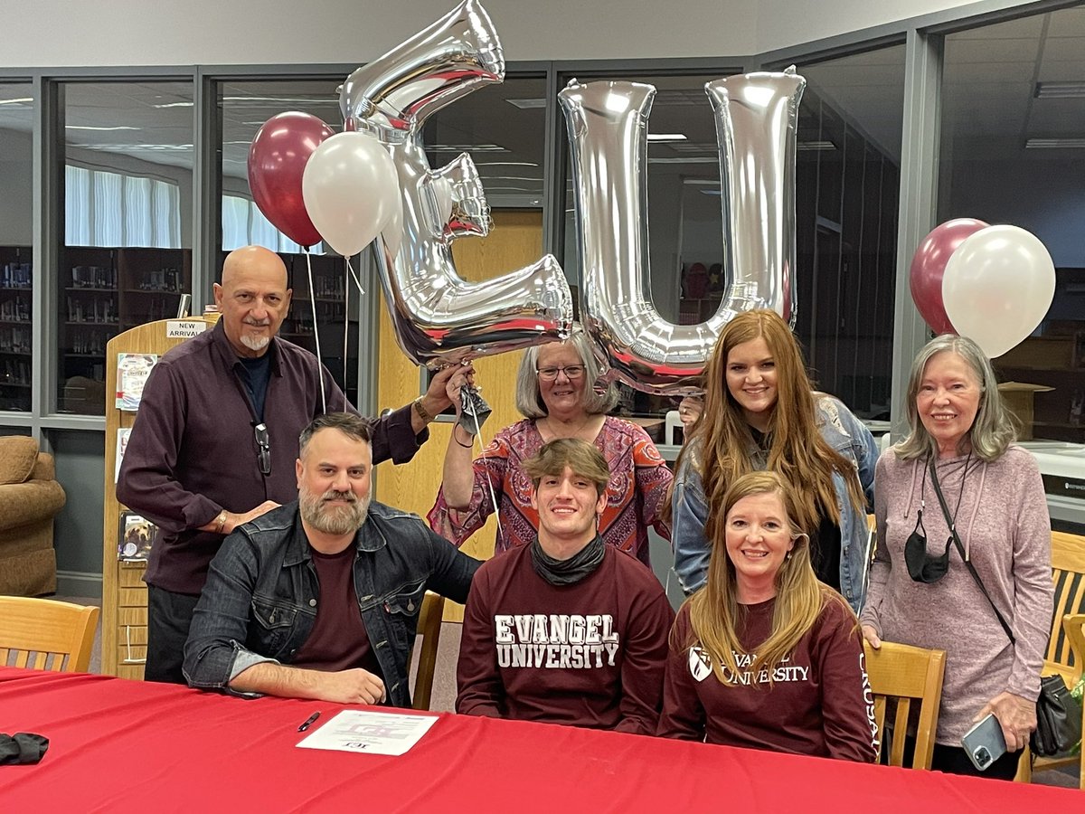 natedardar10's tweet photo. Officially a Crusader!! Thank you to everyone for support down this tough road!! #nextchapter @CoachHepola https://t.co/a1yvdCDYdj