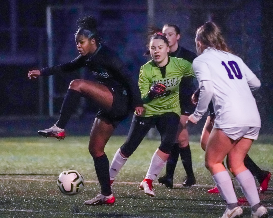 Long Reach's Samantha Babik scored in the first half on Thursday for the lone goal in a 1-0 <a href="/_lrhsgs/">LRHS Girls Soccer⚡️⚽️⚡</a> road victory over Atholton. For a full rundown on all the Howard County soccer action Thursday, CLICK HERE: bit.ly/3ltA0fI

📸 by Israel Carunungan