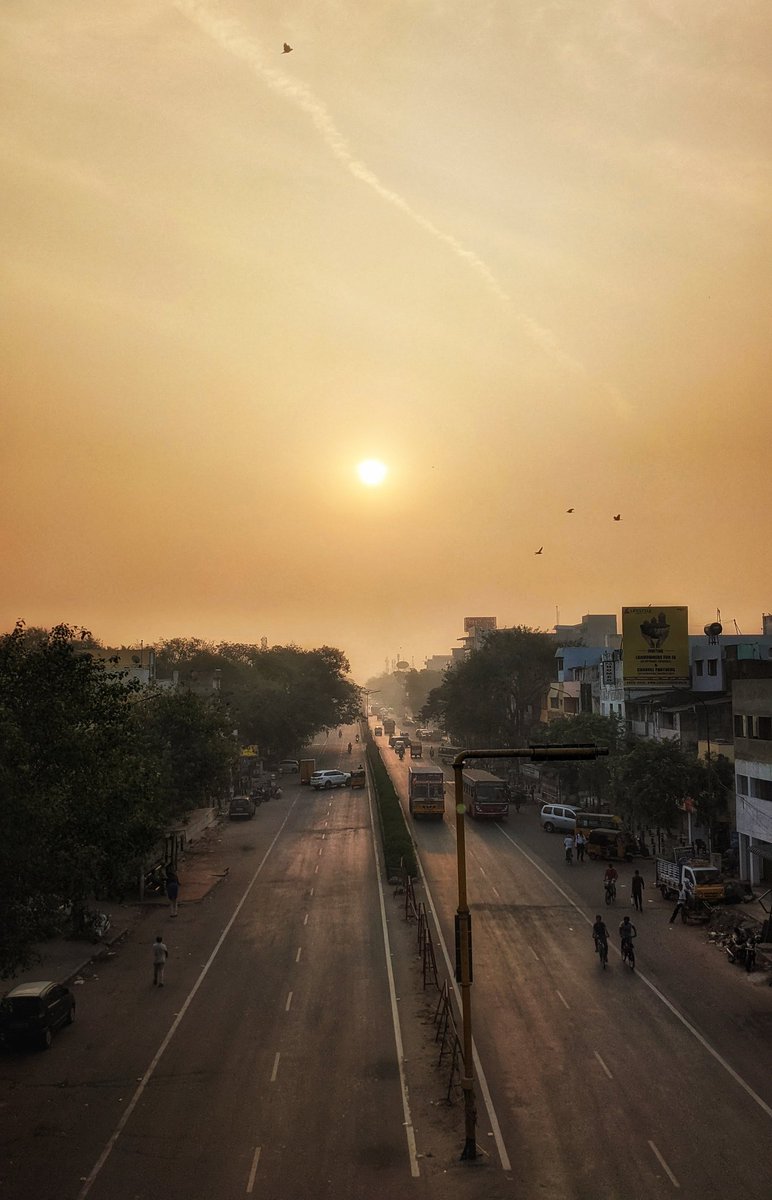 Who said #GoldenHour comes only in the evening?! 🌞🔥 Juz look at dattt glowww.. ☺️

#Chennai
#MistyMornings