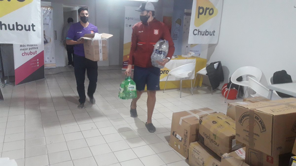 Preparando todas las donaciones que realizan los vecinos, demostrando la solidaridad frente a una situación desoladora donde hay ausencias y falta de gestión por parte del gobierno. <a href="/NachoTorresCH/">Nacho Torres</a> <a href="/DSanzTW/">Diego H. Sanz</a> <a href="/paulacardozo82/">Paula Cardozo</a> <a href="/SoniaCavagnini/">Sonia Cavagnini</a> <a href="/rotwch/">Romina Millanao</a> <a href="/leandrochubut/">Leandro Quiroga</a>