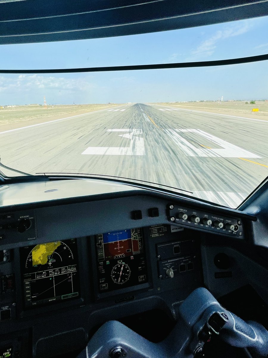 Alineando 30R de <a href="/zazAirport/">Aeropuerto de Zaragoza</a> mientras <a href="/AeroclubZaragoz/">Real Aero Club de Zaragoza</a> practica tomas y despegues en 30L, ha sido un placer volver. <a href="/AereoAragon/">Tráfico Aéreo de Aragón</a>