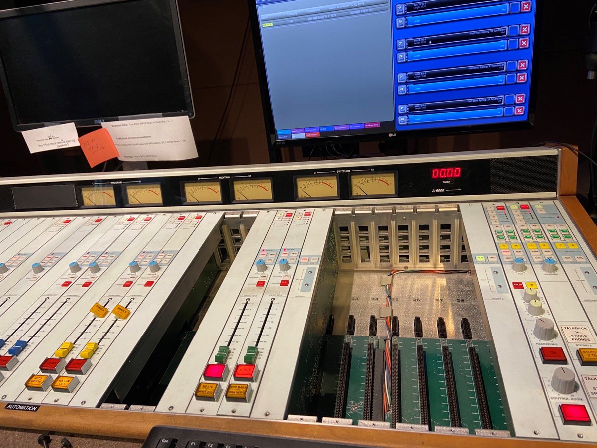 WPLN's tweet photo. You come 1st. That's why we paused the fund drive during+after last wk's storm. Equipment was damaged + we've worked to keep news you need on air. Monday we return to fundraise for 3 days: a sprint to fund news you need. https://t.co/HRngzGJOCs
#supportWPLN #SupportPublicRadio https://t.co/KbWgF2pEht