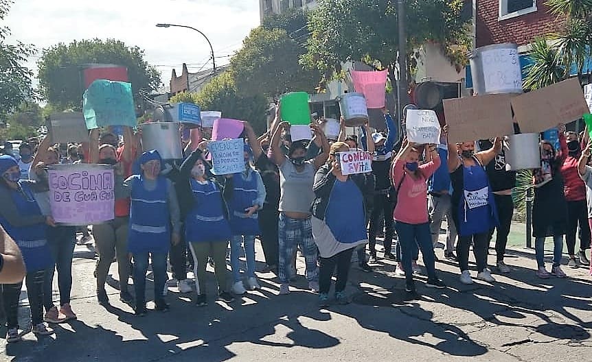 gandolfiroberto's tweet photo. Hoy los CBE volvieron a manifestarse en las calles, reclamando al municipio los alimentos que dejó de proveer a las cocinas populares

Con @SoldelaTorrePG acompañamos presentando un pedido de informe en el Concejo Deliberante 

#Montenegro350ollasVacias
#LosCBEsonEsenciales https://t.co/YqZzpk1Lix