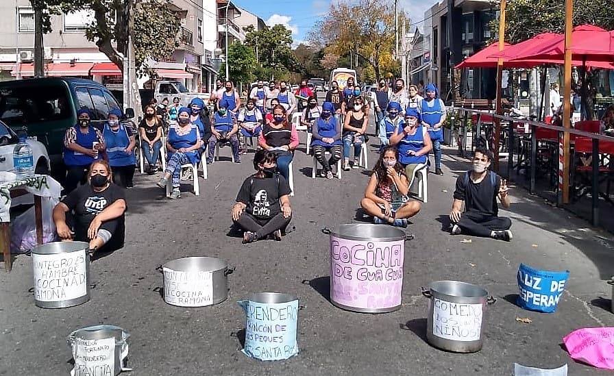 gandolfiroberto's tweet photo. Hoy los CBE volvieron a manifestarse en las calles, reclamando al municipio los alimentos que dejó de proveer a las cocinas populares

Con @SoldelaTorrePG acompañamos presentando un pedido de informe en el Concejo Deliberante 

#Montenegro350ollasVacias
#LosCBEsonEsenciales https://t.co/YqZzpk1Lix